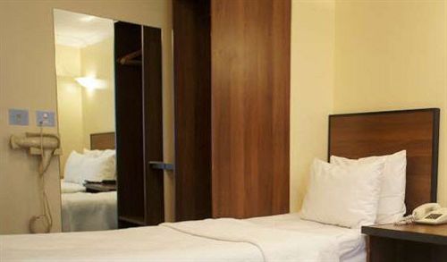 Hotel Elysee Hyde Park 3*
